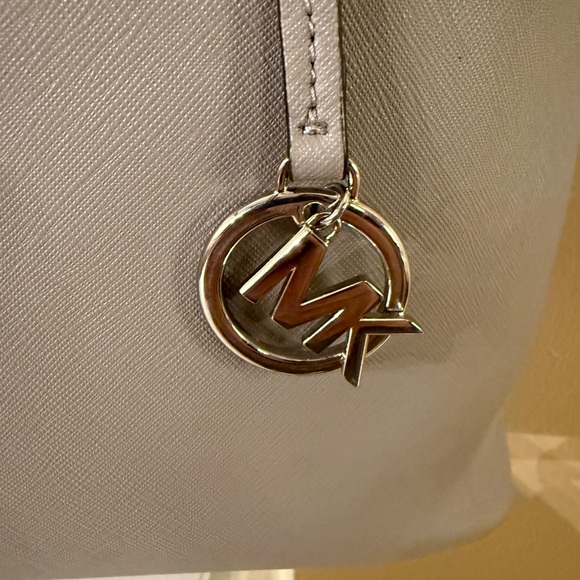 Michael Kors Jet Set Medium Lt Grey Carryall Tote Saffiano Leather EUC - Picture 14 of 17